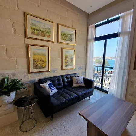 Grand Harbour View Apartment